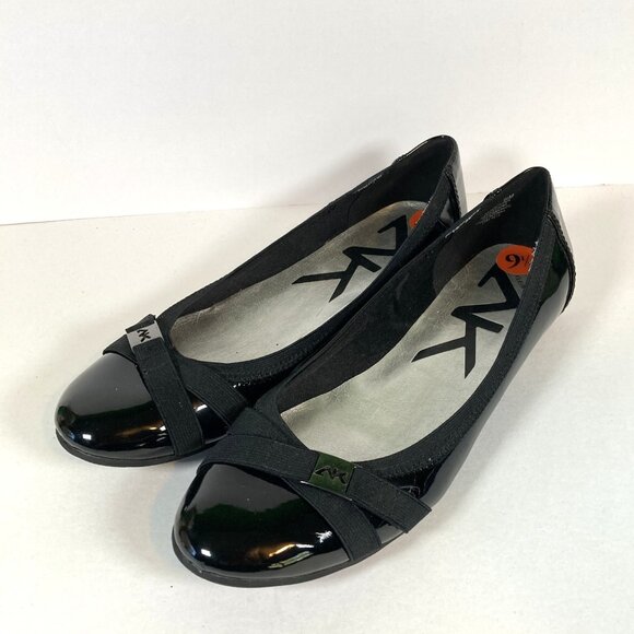 Anne Klein Sport Black Patent Flats, Size 9.5, Slip-On Toe Strap w Logo Classic - Picture 1 of 9